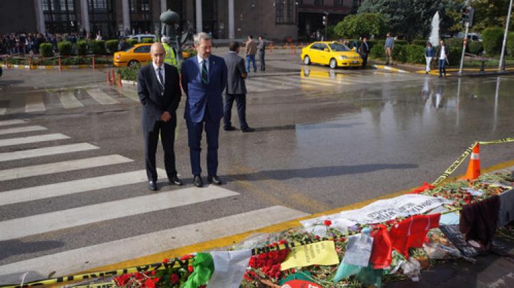 Vedova, Tren Garı'na karanfil bıraktı