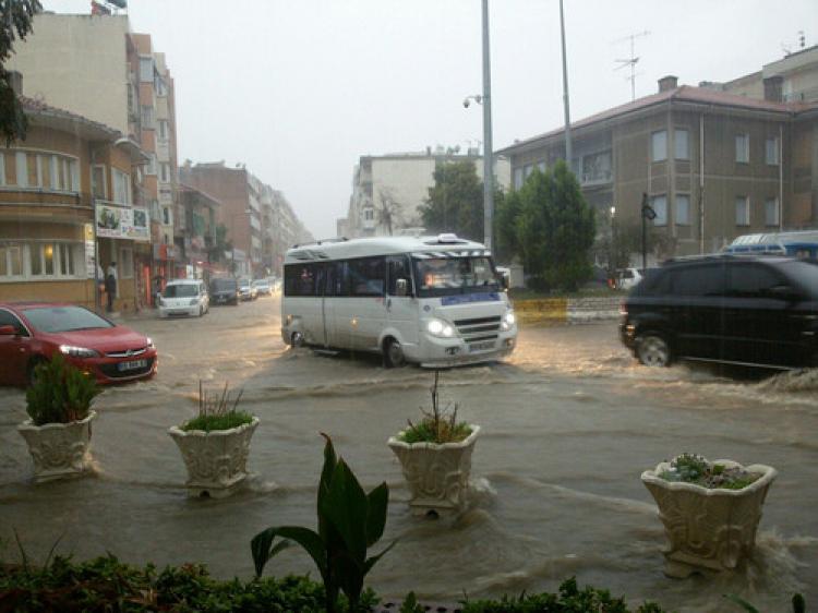 Aydın'da sağanak yağış hayatı olumsuz etkiledi