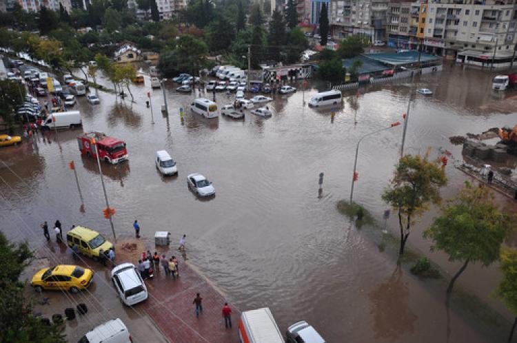 Antalya'da şehir merkezi göle döndü