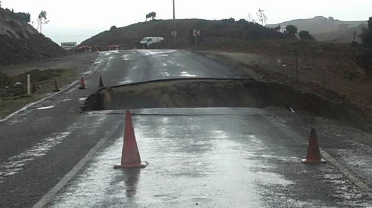 Yağış sebebiyle yol ve köprü çöktü