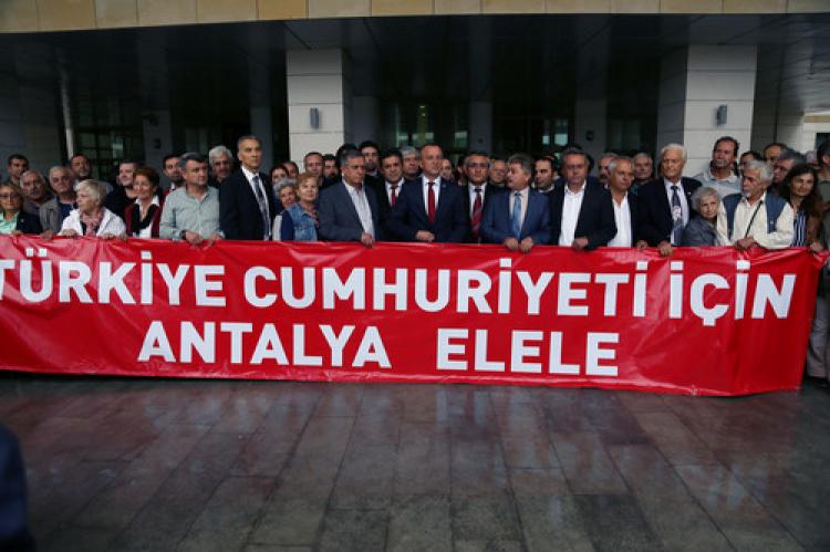 'Çelenk koyma' davası ertelendi