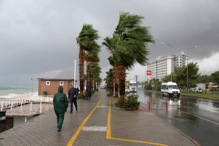 Antalya'da 'aşırı yağış' hayatı olumsuz etkiliyor