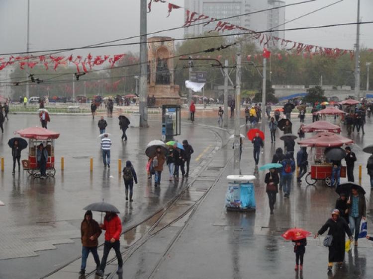 Şiddetli rüzgar ve yağmur İstanbullulara zor anlar yaşattı