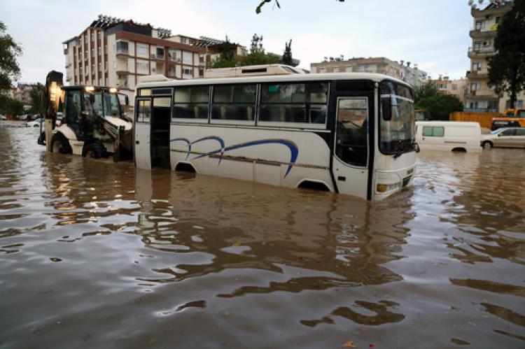 Antalya'da yollar göle döndü, araçlar itfaiye ve kepçelerle kurtarıldı