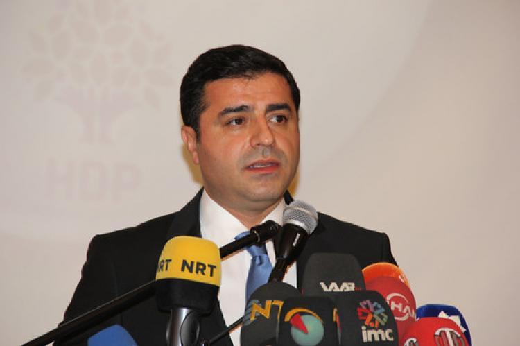 Demirtaş: Siyasetçileri askerlerle mevzide sabahlamaya davet ediyoruz