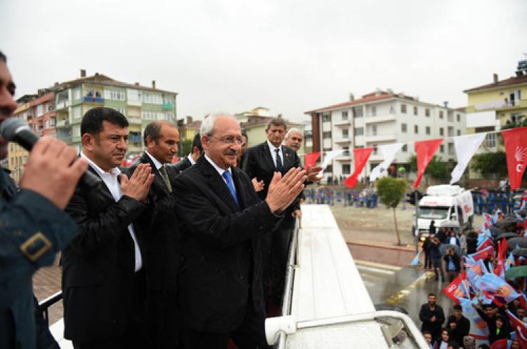 Kılıçdaroğlu sağanak yağış altında halka hitap etti