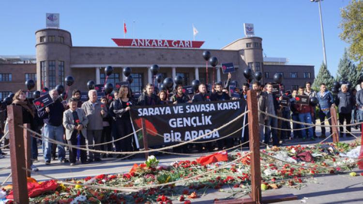 Tren Garı önünde ‘siyah balonlu’ anma
