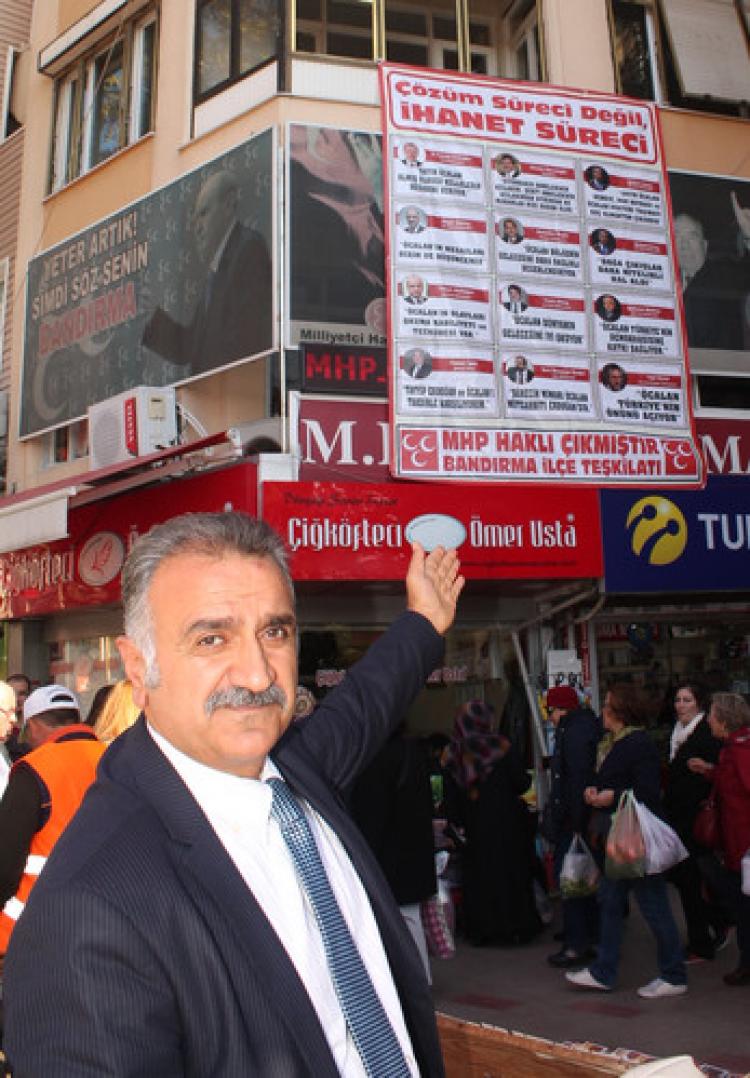 MHP teşkilatı, çözüm sürecini pankarta taşıdı