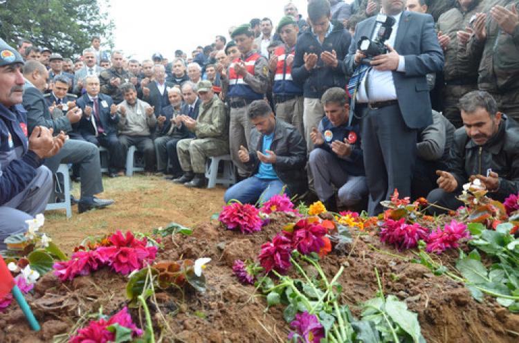 Şehit polis toprağa verildi