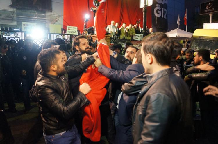 Polis gazetecilere saldırdı
