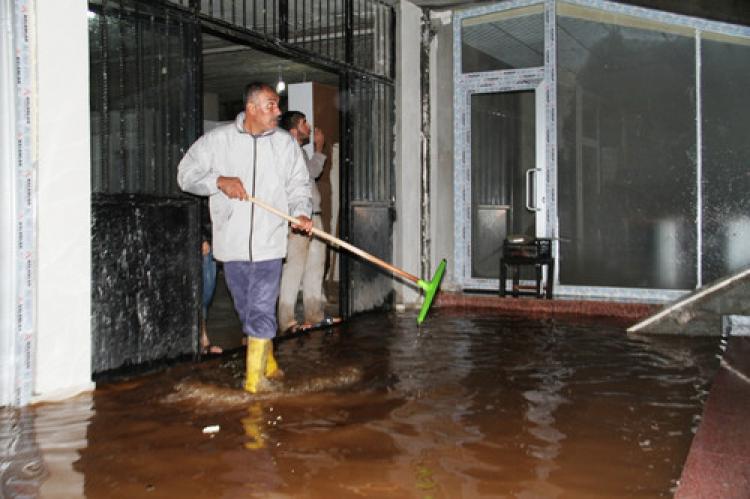 Şiddetli yağış sonrası ev ve iş yerleri sular altında kaldı