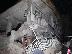 Elazığ'da 6.8 şiddetinde deprem
