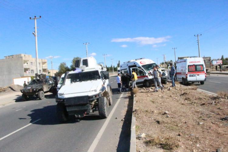 Ambulansla ile polis zırhlı aracı çarpıştı: 3 yaralı