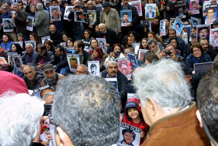 Mujica Cumartesi Anneleri'ni ziyaret etti