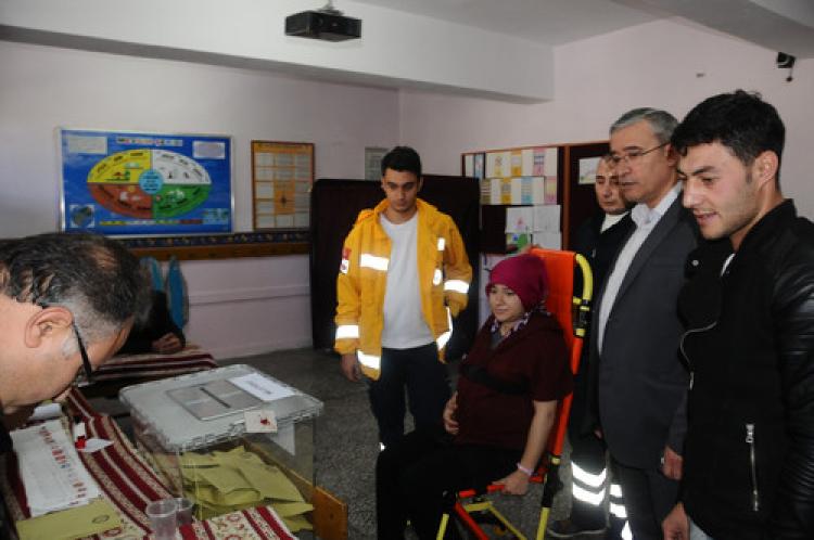 Oyunu kullanmaya ambulansla geldi