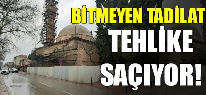 Bitmeyen cami onarımı tehlike saçıyor