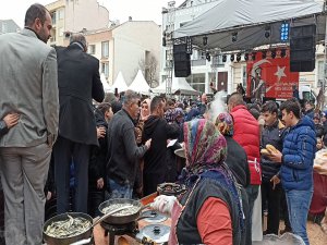 Bursa'da 'bedava hamsi' izdihamı