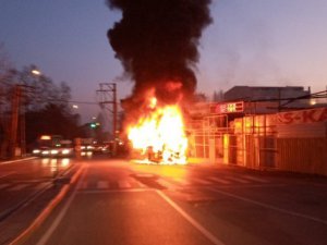 Yolcu dolu otobüs alev aldı