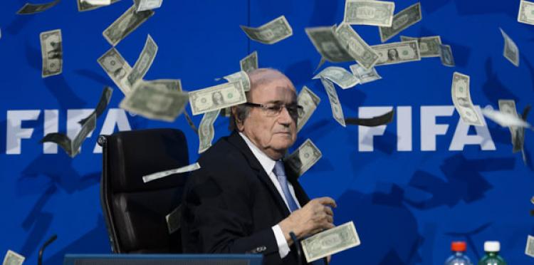 Blatter'e dolar fırlattılar! Şok protesto...