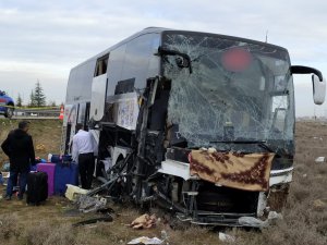 Yolcu otobüsü TIR'a çarptı