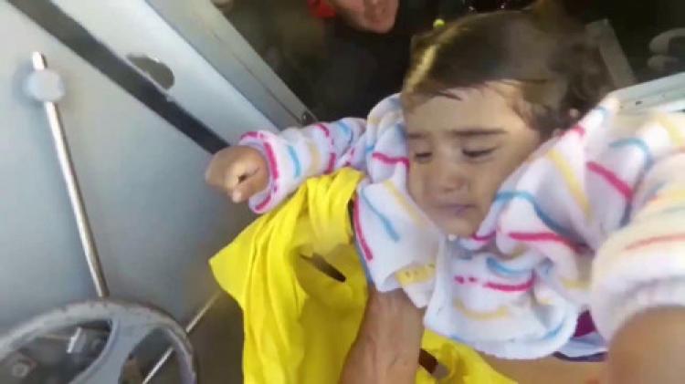 Yunan Sahil Güvenlik'in mülteci kurtarma operasyonundan sıcak görüntüler