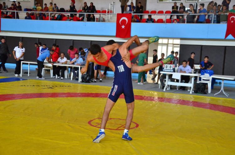 Cumhuriyet Kupası güreş müsabakalarına 209 sporcu katıldı