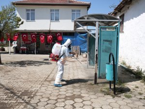 Karantinadaki mahalle ilaçlandı