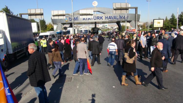 Davutoğlu konuştu, yolcular mağdur oldu