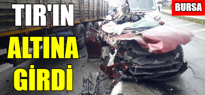 TIR'ın altına girdi