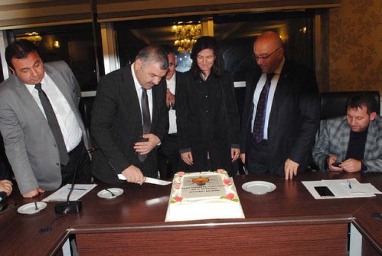 AK Parti'de pastalı kutlama