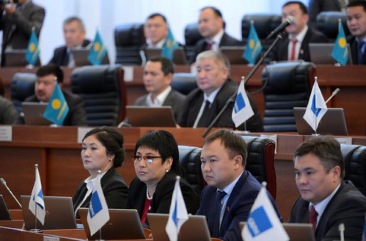 Atambayev: Cumhurbaşkanının yetkileri azaltılmalı