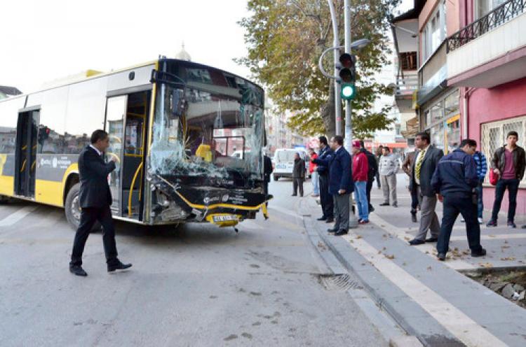 Şoför kalp krizi geçirdi,belediye otobüsü 11 araca çarptı