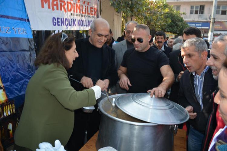 Mardinliler Suriyelilere aşure dağıttı