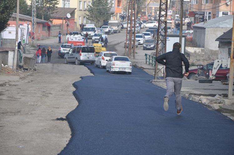 Kars Belediyesi: Asfalt çalışmlarına destek olmuyorsanız, köstek olmayın