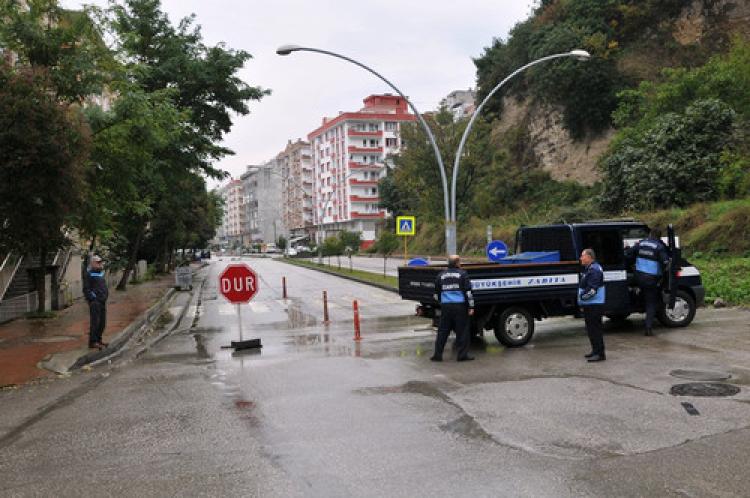 Tapulu arazisindeki yol için hakkı verilmeyince 4. şeridi de kapattı