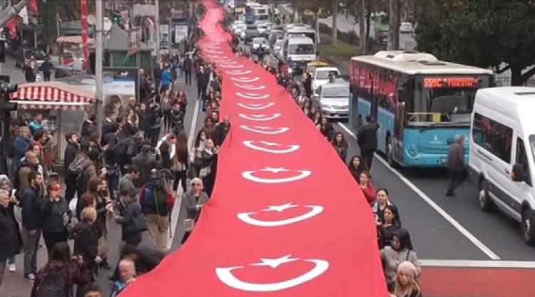 Dev Türk bayrağıyla saygı yürüyüşü
