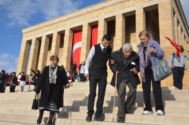 89 yaşında bastonuyla Atatürk'ü ziyarete geldi