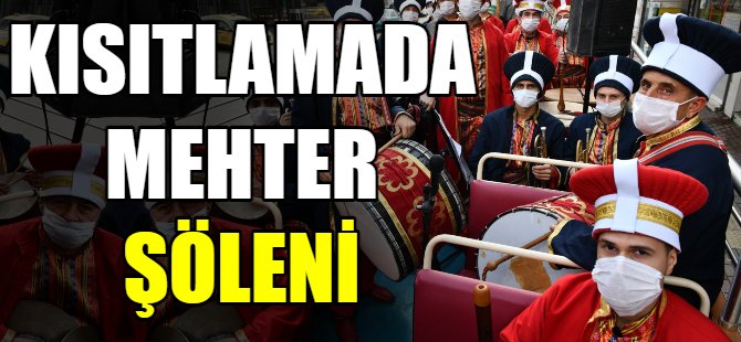 Kısıtlamada mehter şöleni