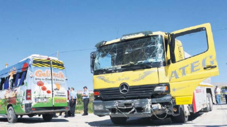 Yakıt tankeri, kreş  minibüsüne çarptı