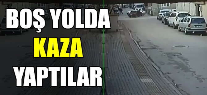 Boş yolda kaza yaptılar