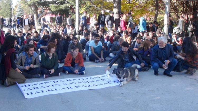 Üniversite öğrencileri, Silvan için oturma eylemi yaptı