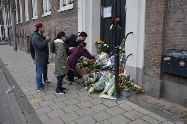 Hollandalı Türkler Fransız Başkonsolosluğu'na çiçek bıraktı