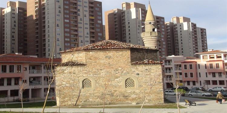 Bursa'da tarihi cami kaderine terk edildi