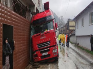 Bursa'da TIR eve çarptı!