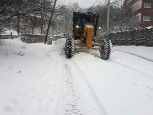 Bursa'da kar yolları kapattı