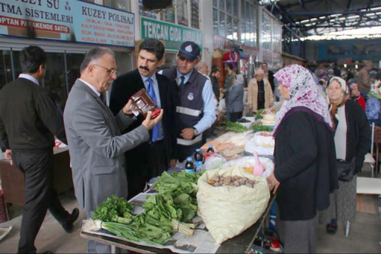 Zabıta ekipleri pazarlarda açıktan satılan gıdaları denetledi