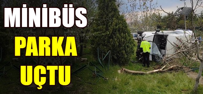 Kontrolden çıkan minibüs parka uçtu