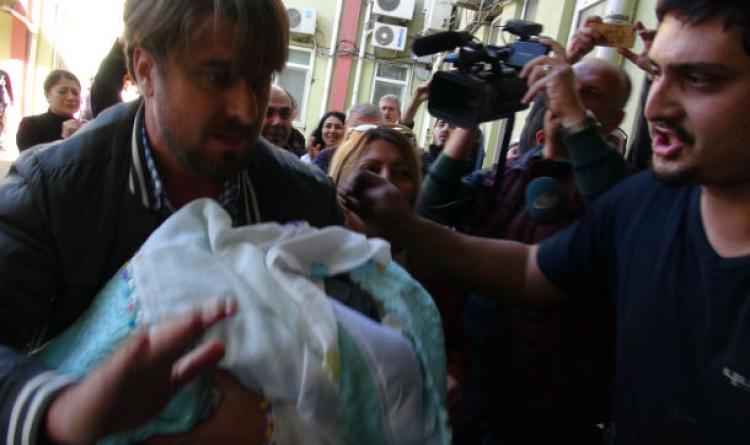 Yeni doğan ikiz bebekten biri kaçırıldı
