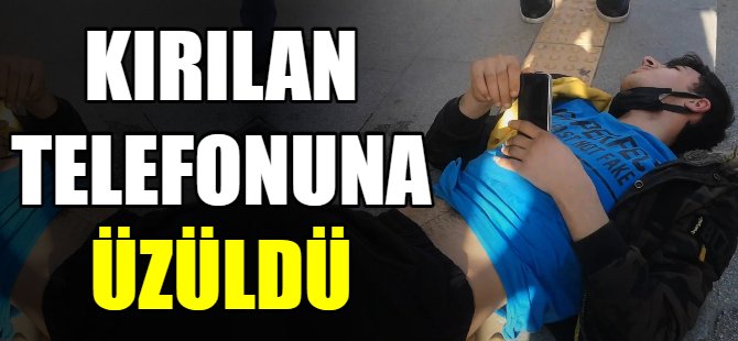 Kırılan telefonuna üzüldü