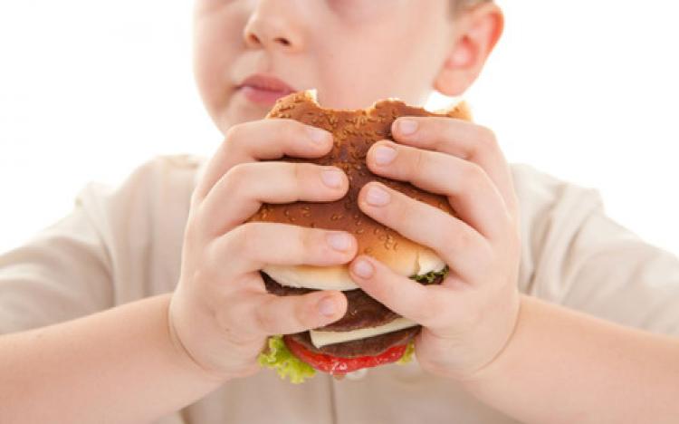 Hatalı beslenme çocuklarda obeziteyi tetikliyor
